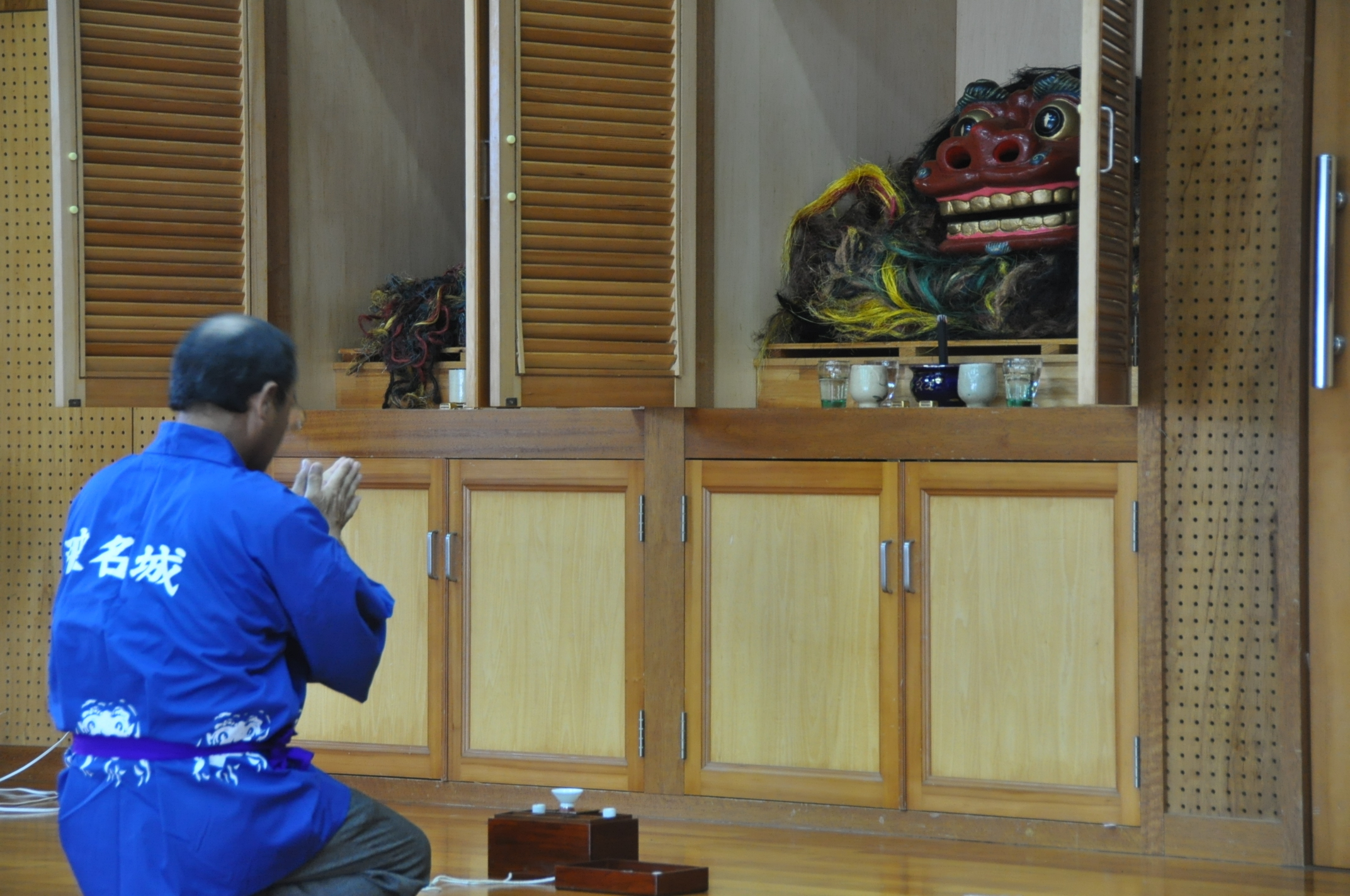 八重瀬町 赤き守り神.JPG