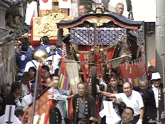 大祭を後世に伝える御神輿と御神船.jpg